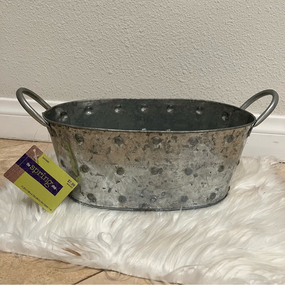 Farmhouse Style Metal Oval Shape Container